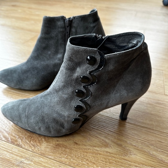 Spanish leather bootie, grey suede with black patent trim. Size 9.5 - Picture 3 of 6